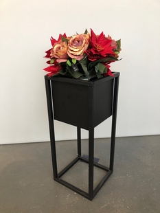 Designový květináč na stojánku - vystavený kus se slevou -30%