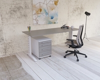 Bílý kancelářský psací stůl SKCH-O s arkticky šedou stolovou deskou a bílým šuplíkovým kontejnerem s čelem v arktické šedé